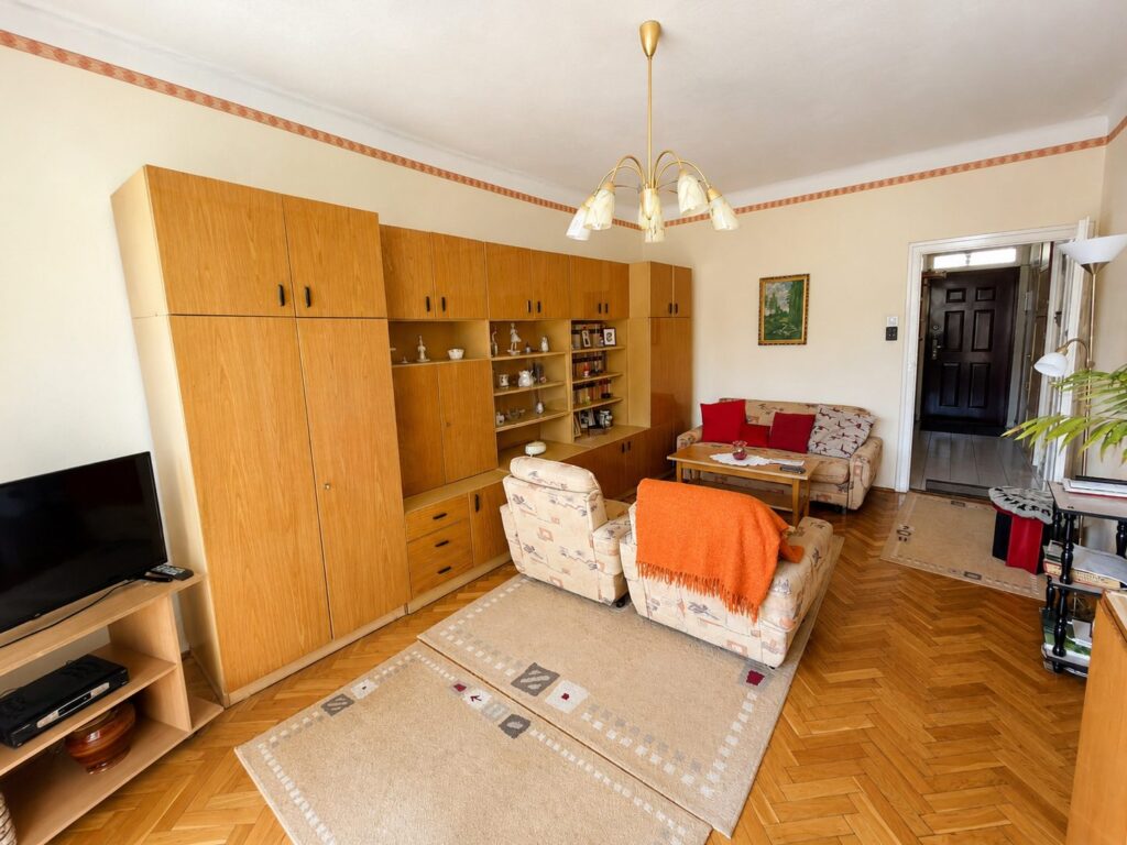 XII. kerület, Alkotás utca – világos, kétoldali tájolású lakás – nappali