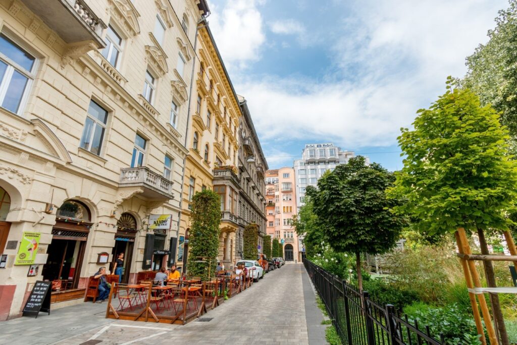 VI. kerület, Jókai tér – tágas, 3 hálószobás belvárosi lakás