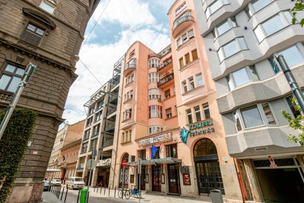 VI. kerület, Jókai tér – tágas, 3 hálószobás belvárosi lakás