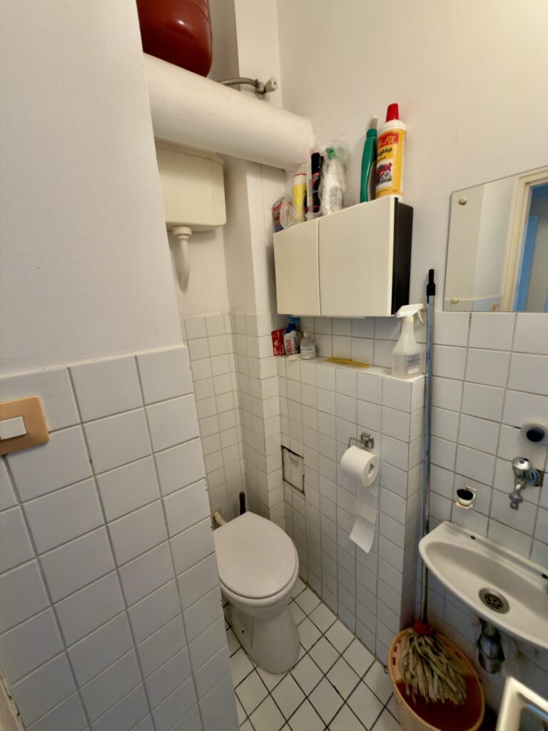 XVIII. kerület, Kétújfalu utca – háromszintes sorházi lakás garázzsal – mosdó